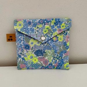Pochette enveloppe en coton Liberty  « Margaret Annie fluo givré», molletonnée, doublée. Trousse maquillage, rangement, pochette de sac
