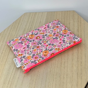 Trousse pochette matelassée en Liberty, molletonnée, doublée. Liberty néon Betsy Peonia rare et exclusif