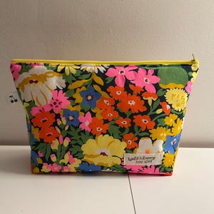 Trousse de toilette , maquillage … en Liberty « Lord Thorpe Fluo », Liberty néon, molletonnée, doublée. Idée cadeau