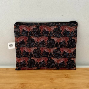 Pochette en  Liberty « Meets the Cheetaks », zippée, doublée, molletonnée. Idée cadeau. Pochette de sac, trousse maquillage accessoires…