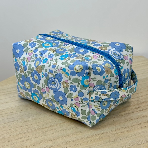 Trousse en Liberty, « Betsy Néon Bleu ». Molletonnée, doublée. Trousse de toilette, maquillage, … Idée cadeau