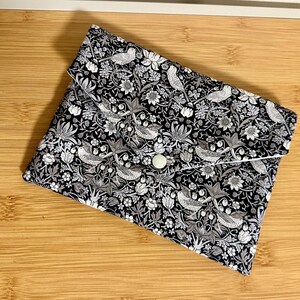 Pochette enveloppe en Liberty, molletonnée, doublée. Trousse maquillage, ecole, rangement divers, pochette de sac …. Idée cadeau