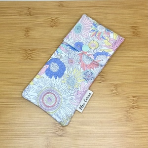Pochette à rabat en Liberty, doublée et molletonnée, fermeture pression. Pochette pour poche de blouse soignant, housse téléphone, …