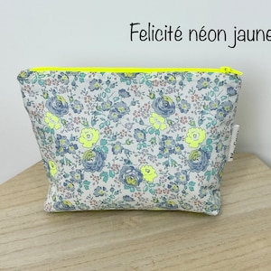 Trousse Liberty néon , molletonnée et doublée. Format triangulaire. Trousse maquillage, à crayons , …