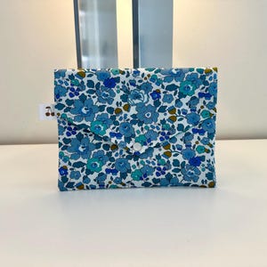 Pochette enveloppe en coton Liberty  «Betsy Collioures», molletonnée, doublée. Trousse maquillage, école, rangement, pochette de sac