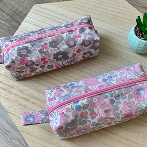 Astuccio Liberty Betsy, in pile, foderato, formato quadrato, colori a scelta, stemma abbinato da 37 mm, raro Liberty