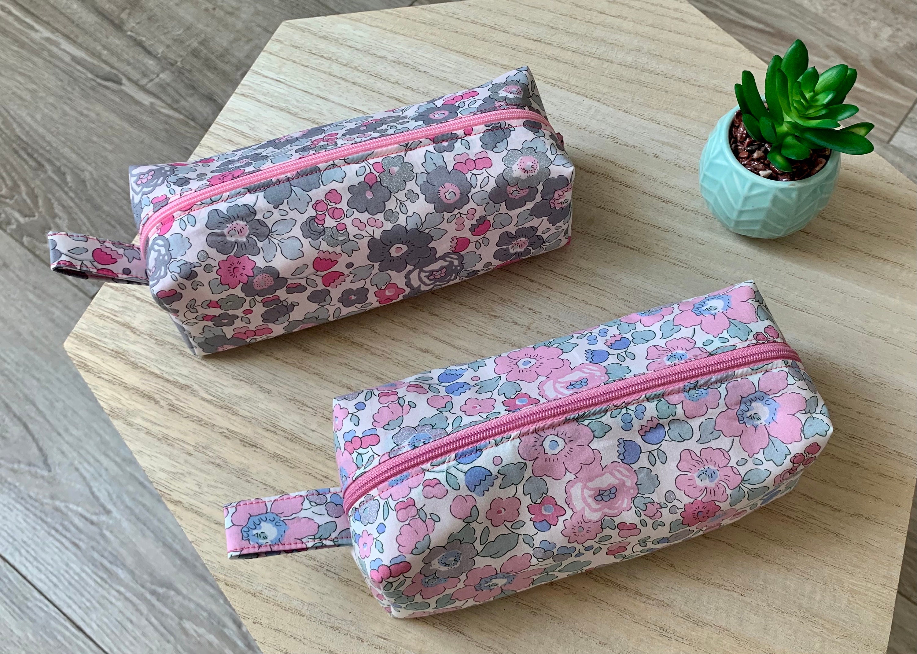 Trousse Liberty Betsy, Molletonnée, Doublée, Format Carré, Coloris Au Choix, Badge 37 mm Assorti, Ra