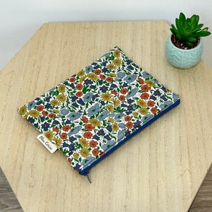 Pochette,  molletonnée, doublée Liberty poppy Daisy, zippée. Idée cadeau. Pochette de sac, trousse maquillage accessoires…