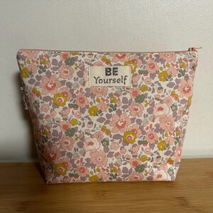 Trousse de toilette , maquillage … en Liberty rare « Betsy » molletonnée, doublée. Idée cadeau