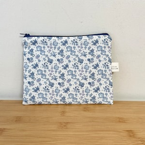 Pochette,  molletonnée, doublée Liberty « Ella and Libby », zippée. Idée cadeau. Pochette de sac, trousse maquillage accessoires…