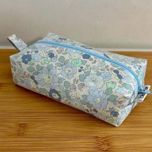 Trousse en Liberty, molletonnée, doublée. Liberty « Betsy Nicandra ». Trousse maquillage, trousse à crayons, école, …