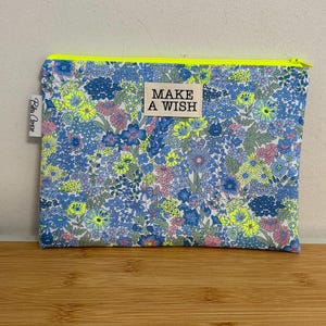Pochette,  molletonnée, doublée Liberty  néon « Margaret Annie Fluo givré », Pochette de sac, trousse maquillage accessoires…