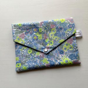 Pochette enveloppe en coton Liberty  « Margaret Annie néon», molletonnée, doublée. Trousse maquillage, rangement, pochette de sac