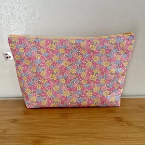 Trousse de toilette , maquillage … en Liberty Sadie rose collection Liberty Retold, molletonnée, doublée. Idée cadeau