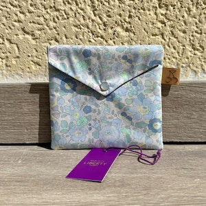 Pochette enveloppe en coton Liberty  « Betsy Nicandra », molletonnée, doublée. Trousse maquillage, rangement, pochette de sac