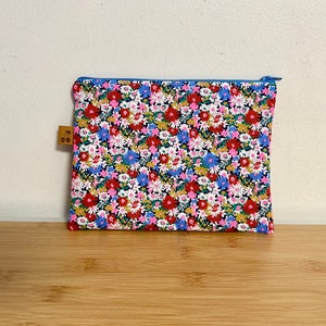 Pochette en  Liberty « Libby néon », zippée, doublée, molletonnée. Idée cadeau. Pochette de sac, trousse maquillage accessoires…