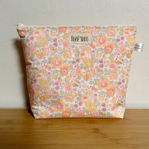 Trousse de toilette , maquillage … en Liberty « Betsy Lemon Curd» molletonnée, doublée. Idée cadeau