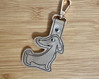 Embroidered keychain on metallic gold faux leather with a "dog" motif; bag decoration and customization, bag charms, accessories