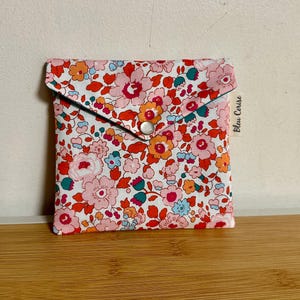 Pochette enveloppe en coton Liberty « Betsy rouge orangé », molletonnée, doublée. Trousse maquillage, rangement, pochette de sac