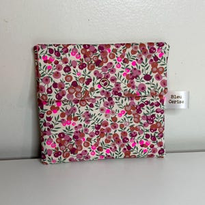 Pochette enveloppe en Liberty Wiltshire Néon prune, molletonnée, doublée. Trousse maquillage, ecole, rangement divers, pochette de sac ….