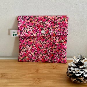 Pochette enveloppe en Liberty « Arrietty » molletonnée, doublée. Trousse maquillage, rangement divers, pochette de sac ….