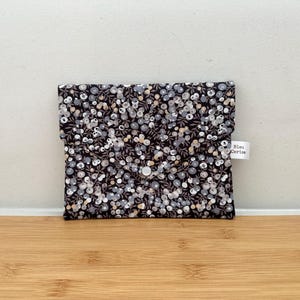 Pochette enveloppe en Liberty « Wiltshire Swan Glitter » molletonnée, doublée. Trousse maquillage, ecole, rangement, pochette de sac