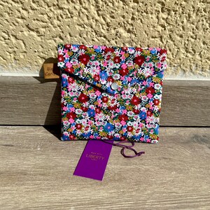 Pochette enveloppe en coton Liberty  « Libby néon », molletonnée, doublée. Trousse maquillage, rangement, pochette de sac