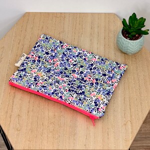 Pochette,  molletonnée, doublée Liberty Wiltshire Aurore Fluo, zippée. Idée cadeau. Pochette de sac, trousse maquillage accessoires…