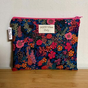 Pochette plate en Liberty « Ciara », molletonnée, doublée. Trousse à crayons , à maquillage, …