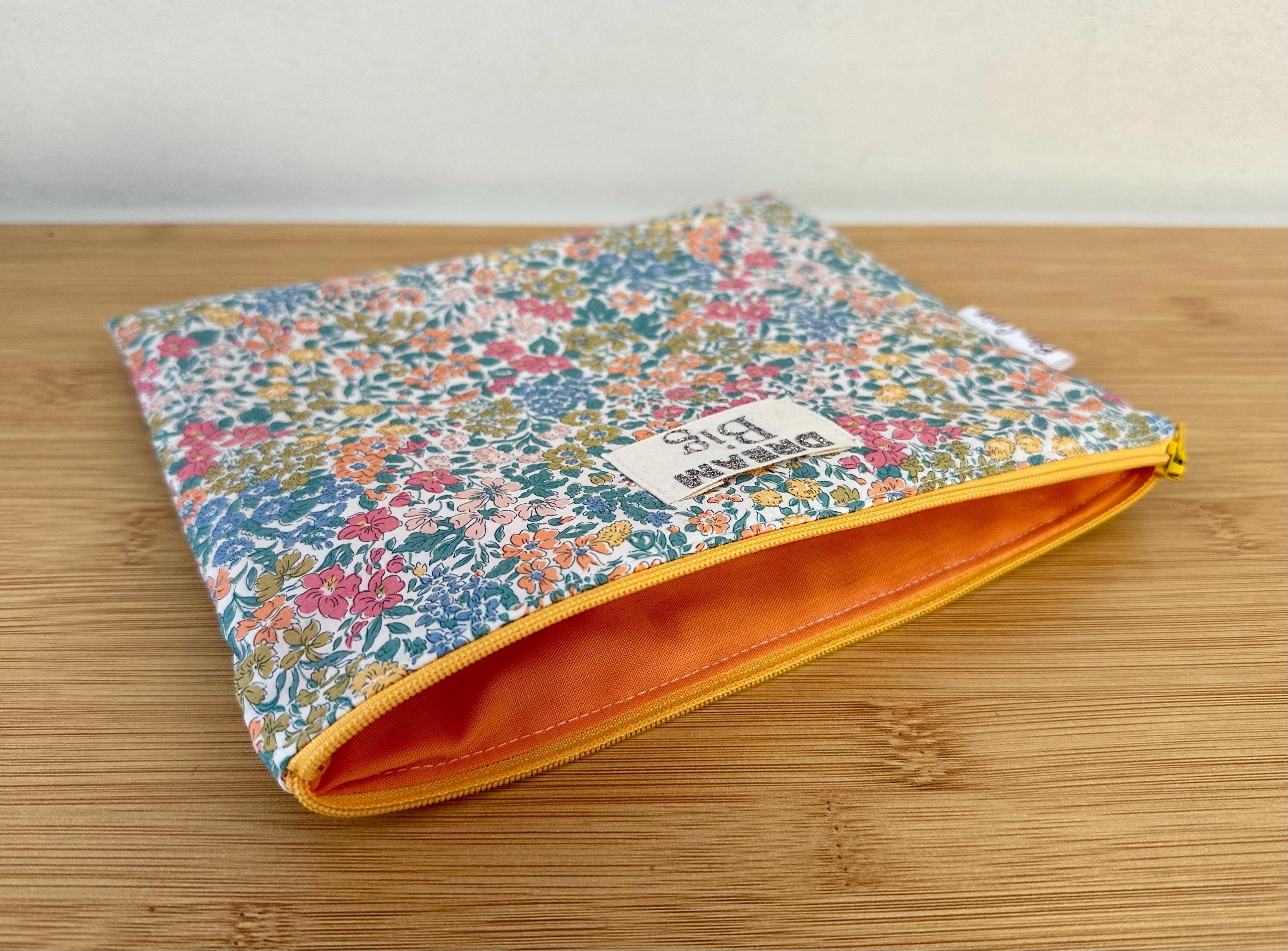 リバティの「ジョアンナ・ルイーズ」プリントのフラットポーチ。パッド