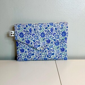 Pochette en coton Liberty , molletonnée, doublée. Trousse maquillage, pochette de sac