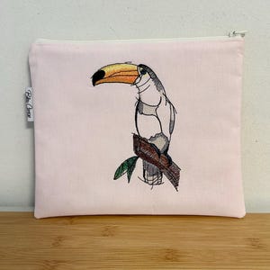 Pochette plate brodée « Toucan », molletonnée, doublée coton «  Liberty of London» Trousse à crayons , à maquillage, …