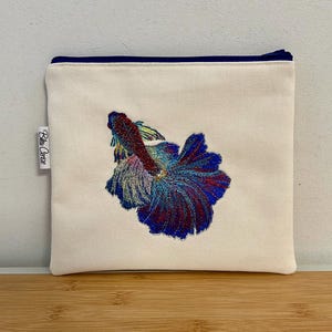 Pochette plate brodée « poisson combattant Bêta  », molletonnée, doublée Liberty. Trousse à crayons , à maquillage, …