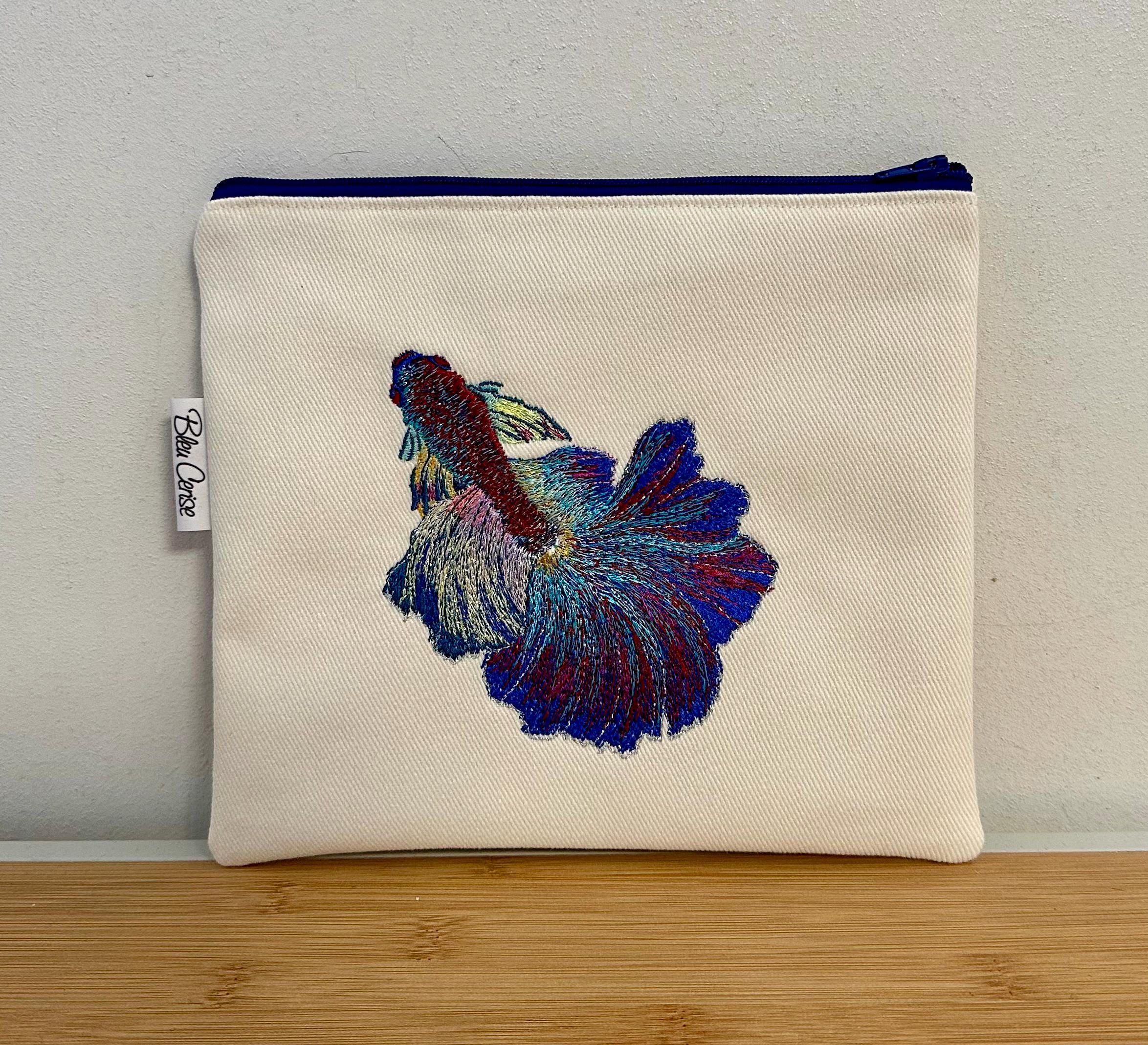 ベタ」の刺繍が入ったフラットポーチ。パッド入りで、裏地はリバティ