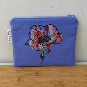 Pochette plate brodée « Coquelicot », molletonnée, doublée coton « Liberty Poppy Daisy » Trousse à crayons , à maquillage, …