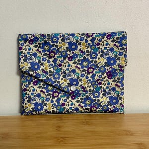 Pochette en coton Liberty , molletonnée, doublée. Trousse maquillage, pochette de sac