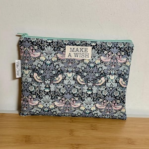 Pochette,  molletonnée, doublée Liberty  « strawberry thief  », Pochette de sac, trousse maquillage accessoires…