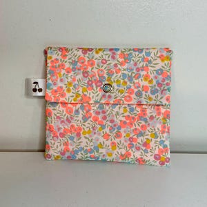 Pochette enveloppe en Liberty Wiltshire Néon corail, molletonnée, doublée. Trousse maquillage, ecole, rangement divers, pochette de sac ….