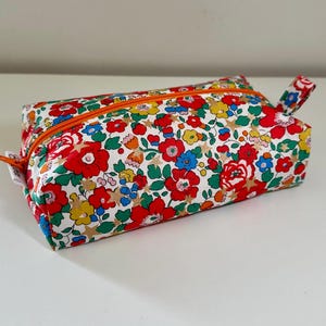Trousse en Liberty, molletonnée, doublée. Liberty « Betsy stars ». Trousse maquillage, trousse à crayons, école, …