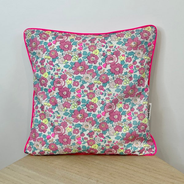 Housse de coussin en Liberty Betsy Cupcake Néon, passepoil rose fluo, amovible, zipée, finition passepoil. 30 cm X 30 cm. Idée cadeau