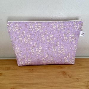 Trousse de toilette , maquillage … en Liberty « Capel mauve », molletonnée, doublée. Idée cadeau