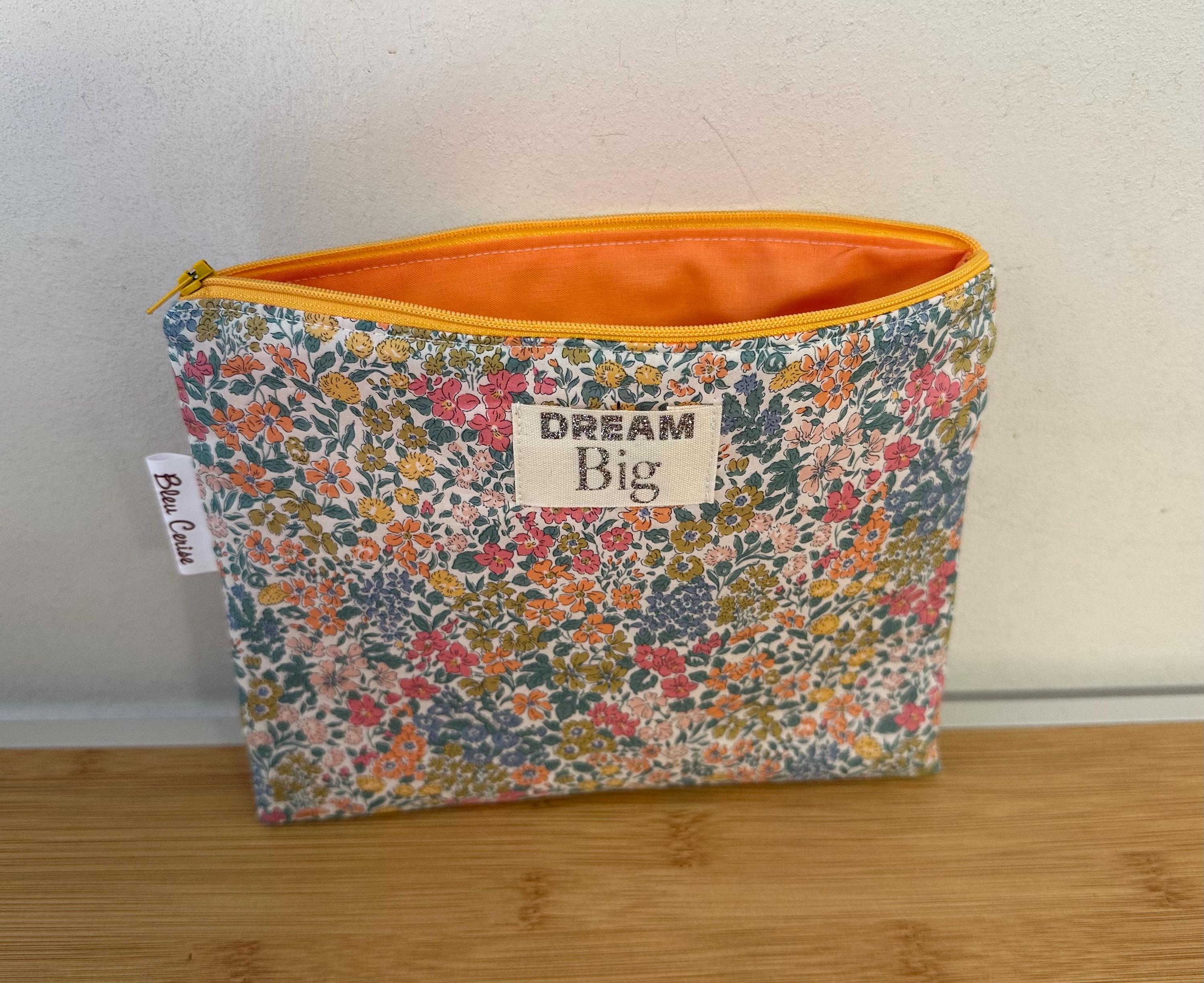 リバティの「ジョアンナ・ルイーズ」プリントのフラットポーチ。パッド