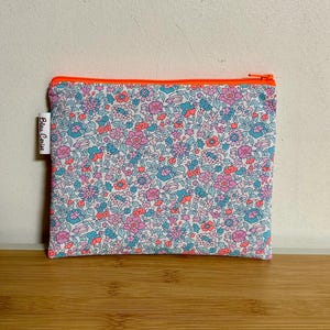 Pochette plate en Liberty rare néon, molletonnée, doublée. Trousse à crayons , à maquillage, …