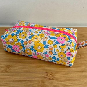 Trousse en Liberty, molletonnée, doublée. Liberty rare néon « Betsy Oh là là ». Trousse maquillage, trousse à crayons, école, …