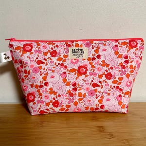 Trousse de toilette , maquillage … en Liberty « Betsy Persimmon » molletonnée, doublée. Idée cadeau