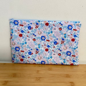 Pochette en Liberty, molletonnée, doublée. Pochette maquillage, trousse école, rangement accessoires, …