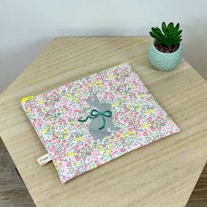 Pochette brodée en Liberty. Molletonnée et doublée, zipée. Trousse maquillage, rangement accessoires, pochette de sac, trousse ecole…