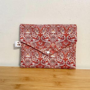 Pochette enveloppe en coton Liberty  «Strawberry Thief Spring », molletonnée, doublée. Trousse maquillage, école, rangement, pochette de sac