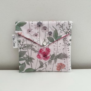 Pochette enveloppe en coton Liberty  « Irma Meadow », molletonnée, doublée. Trousse maquillage, rangement, pochette de sac