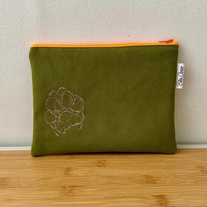 Pochette plate brodée « patte », molletonnée, doublée Liberty. Trousse à crayons , à maquillage, …